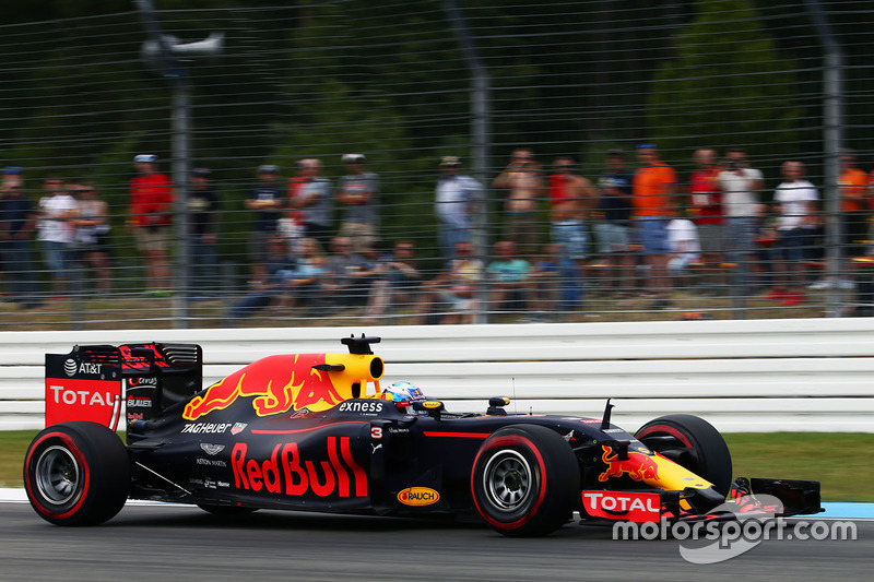 Daniel Ricciardo voltou a superar Max Verstappen - por pouco mais de 0s1 - e larga em terceiro