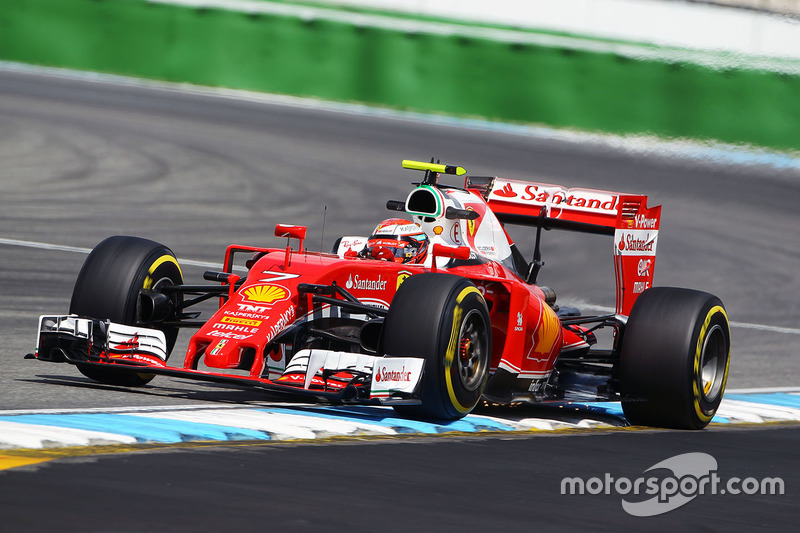 Kimi Räikkönen bateu Sebastian Vettel no duelo interno da Ferrari e larga em quinto.