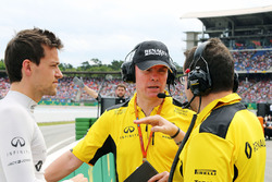 Jolyon Palmer, Renault Sport F1 Team avec Alan Permane, directeur des opérations piste Renault Sport F1 Team et Julien Simon-Chautemps, ingénieur de course Renault Sport F1 Team sur la grille