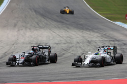 Fernando Alonso, McLaren MP4-31 e Felipe Massa, Williams FW38 lottano per la posizione