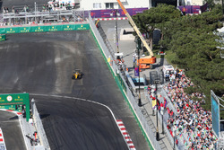 Jolyon Palmer, Renault Sport F1 Team RS16, revient en piste au virage n°1