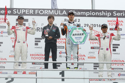 優勝した石浦(中央)、2位の塚越(左)、3位の伊沢(右)