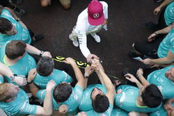 Race winner Lewis Hamilton, Mercedes AMG F1 celebrates with the team