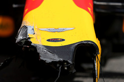 De wagen van Max Verstappen, Red Bull Racing na zijn crash