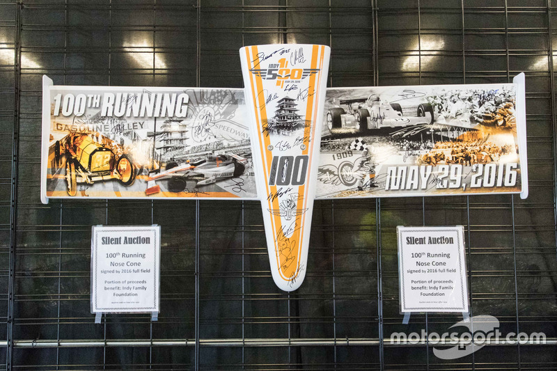 “无声的竞拍”——第100届Indy 500大赛所有车手签名的鼻翼