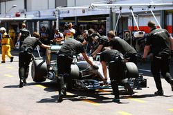 Lewis Hamilton, Mercedes AMG F1 W07 Hybrid wordt door de pitlane geduwd