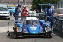 Accident pour la #36 Signatech Alpine A460: Gustavo Menezes, Nicolas Lapierre, Stéphane Richelmi