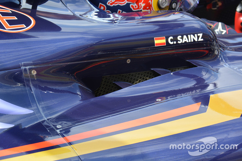 Carlos Sainz Jr., Scuderia Toro Rosso STR11: Cockpit-Detail