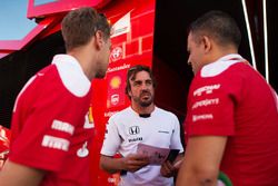 Fernando Alonso, McLaren avec Sebastian Vettel, Ferrari et Diego Ioverno, directeur des opérations Ferrari