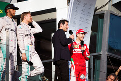 Podium : le vainqueur Nico Rosberg, Mercedes AMG F1 Team, le deuxième, Lewis Hamilton, Mercedes AMG F1 Team, le troisième Sebastian Vettel, Ferrari avec Mark Webber, pilote Porsche en WEC et consultant Channel 4