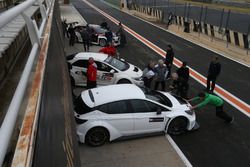 Autos de TCR en el pitlane