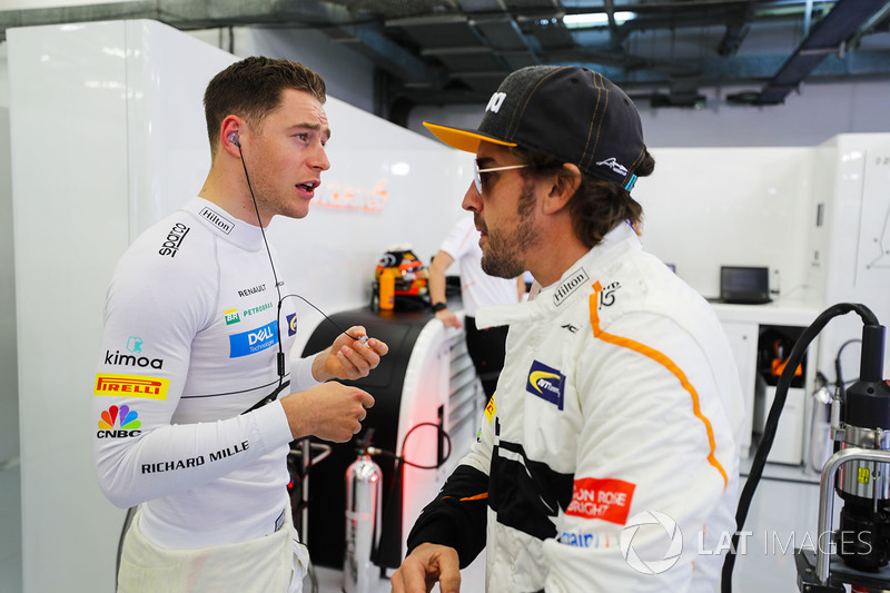 Stoffel Vandoorne, McLaren, parle avec Fernando Alonso, McLaren