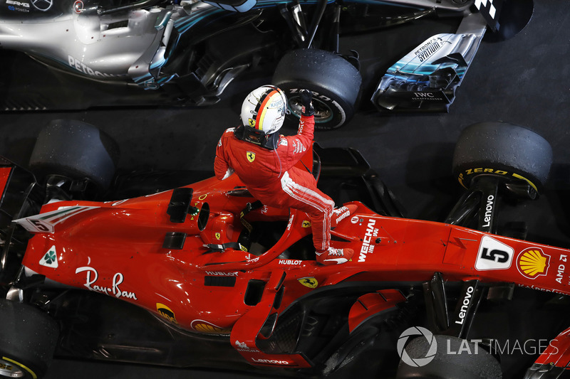 Sebastian Vettel, Ferrari, 1° classificato, festeggia la vittoria all'arrivo nel parco chiuso