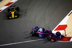 Brendon Hartley, Toro Rosso STR13 Honda, leads Carlos Sainz Jr., Renault Sport F1 Team R.S. 18