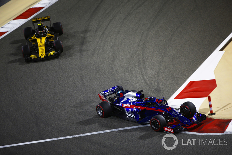 Brendon Hartley, Toro Rosso STR13 Honda, di depan Carlos Sainz Jr., Renault Sport F1 Team R.S. 18