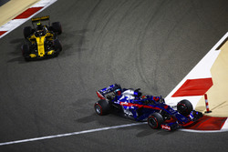 Brendon Hartley, Toro Rosso STR13 Honda lidera a Carlos Sainz Jr., Renault Sport F1 Team R.S. 18