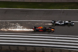 Макс Ферстаппен, Red Bull Racing RB14, и Льюис Хэмилтон, Mercedes AMG F1 W09