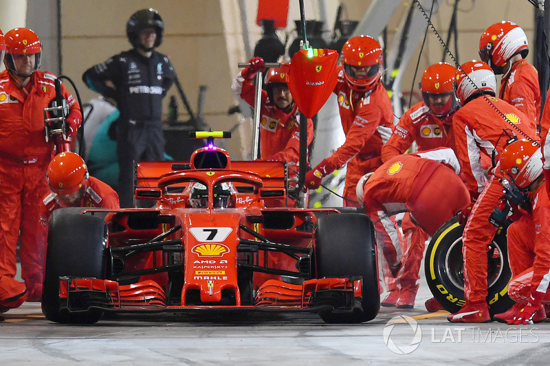Гонщик Ferrari Кими Райкконен сбивает механика команды
