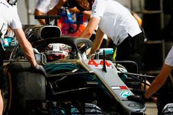 Lewis Hamilton, Mercedes AMG F1 W09, est ramené au garage par les mécaniciens Mercedes