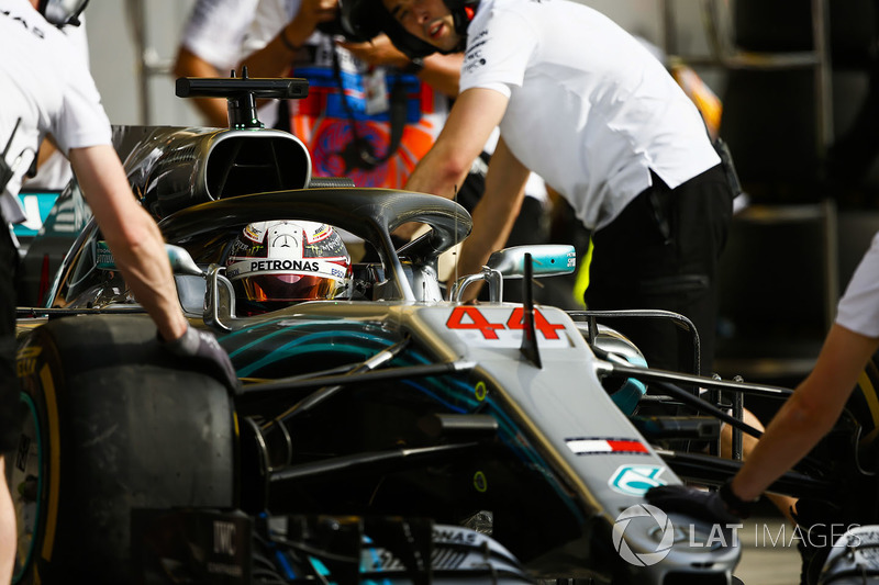 Lewis Hamilton, Mercedes AMG F1 W09, viene riportato nel garage dagli ingegneri Mercedes