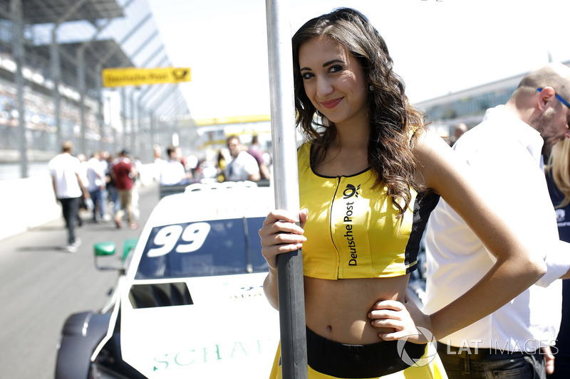 La grid girl di Mike Rockenfeller, Audi Sport Team Phoenix