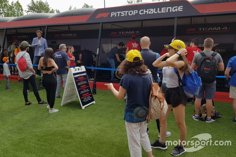 Mencoba jadi mekanik di tenda Pitstop Challenge