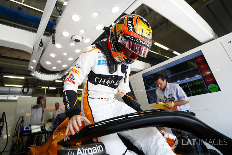 Stoffel Vandoorne, McLaren, climbs in t his car