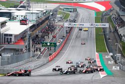 Callum Ilott, ART Grand Prix, guida il gruppo in curva 1 alla partenza della gara