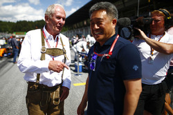 Helmut Markko, Consultant, Red Bull Racing, et Masashi Yamamoto, manager, Honda Motorsport, sur la grille