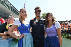 Daniel Ricciardo, Red Bull Racing, con delle ragazze