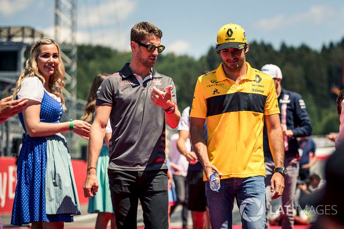 Romain Grosjean, Haas F1 y Carlos Sainz Jr., Renault Sport F1 Team, en el drivers parade