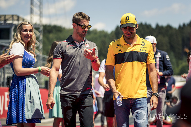 Romain Grosjean, Haas F1 y Carlos Sainz Jr., Renault Sport F1 Team, en el drivers parade