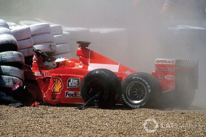 ...pasando a través de la trampa de grava, el Ferrari de Michael se incrustó en la barrera de neumáticos...