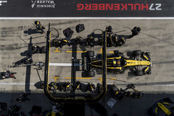 Carlos Sainz Jr., Renault Sport F1 Team R.S. 18, repart après son arrêt au stand