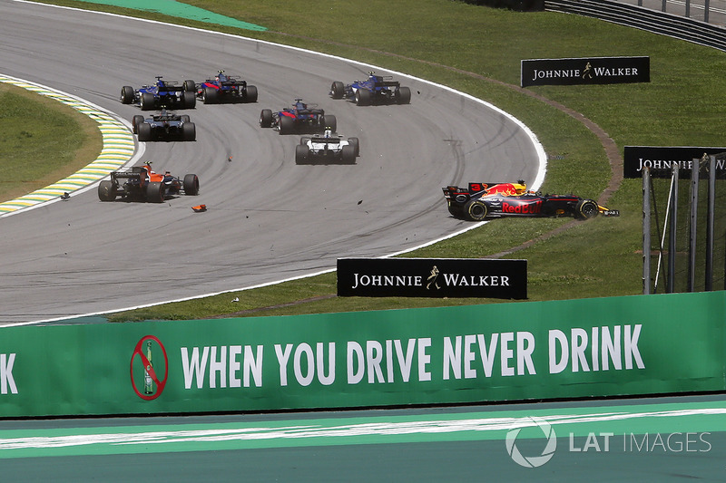 Daniel Ricciardo, Red Bull Racing RB13 and Stoffel Vandoorne, McLaren MCL32 collide at the start of 