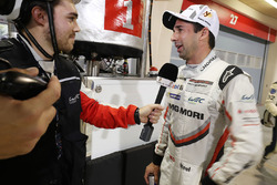Il poleman LMP1 #1 Porsche Team Porsche 919 Hybrid: Neel Jani