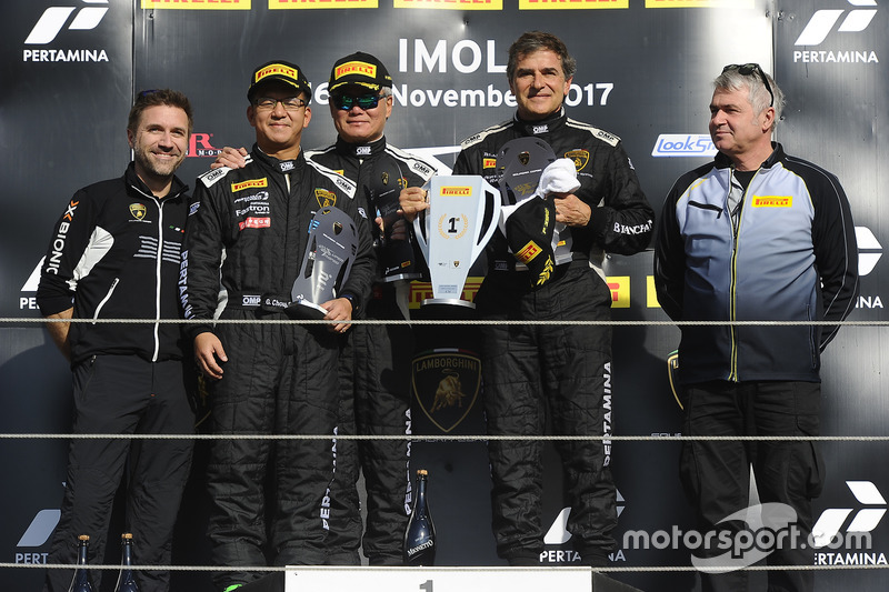 Podio Asia AM: al primo posto Andres Josephsohn, GDL Racing, al secondo posto George Chou, Samson Chan, Top Speed Racing Team
