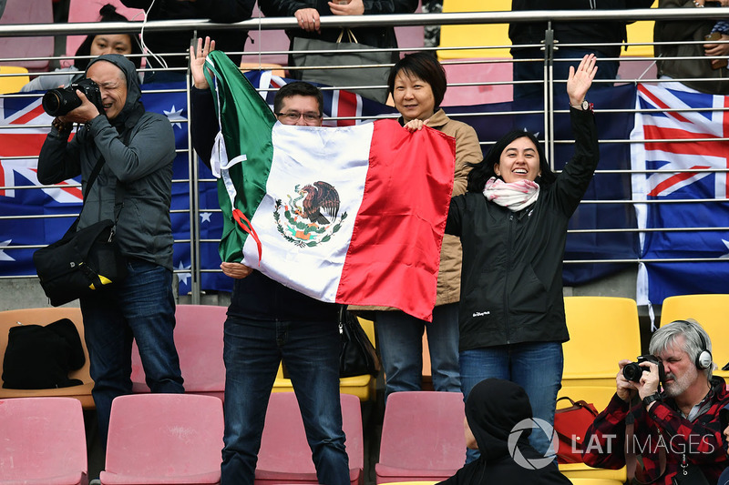 Fans y una bandera de México