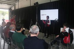 Valentina Albanese, Porsche Italia tiene un brifing prima dell'inizio dei test