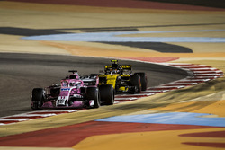 Серхио Перес, Sahara Force India F1 VJM11, и Карлос Сайнс, Renault Sport F1 Team RS18