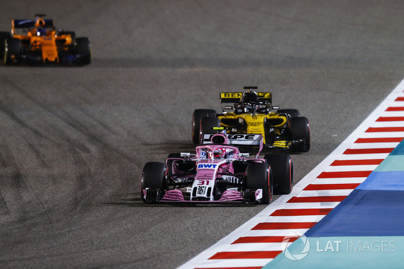 Esteban Ocon, Force India VJM11 Mercedes, Nico Hulkenberg, Renault Sport F1 Team R.S. 18, and Fernan