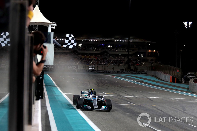 Valtteri Bottas, Mercedes-Benz F1 W08 taglia il traguardo prendo la bandiera a scacchi e vincendo la gara