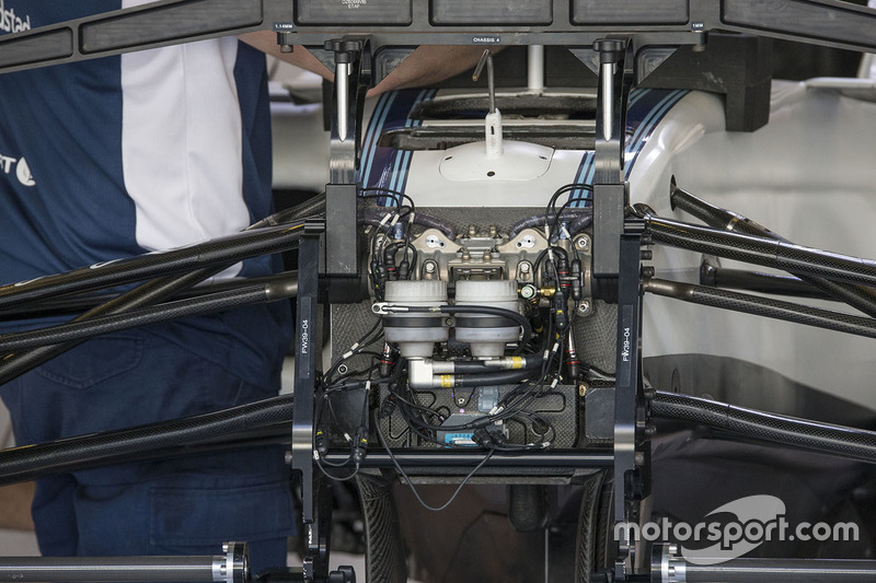 Williams FW40 ön süspansiyon detay