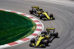 Nico Hulkenberg, Renault Sport F1 Team R.S. 18, leads Carlos Sainz Jr., Renault Sport F1 Team R.S. 1