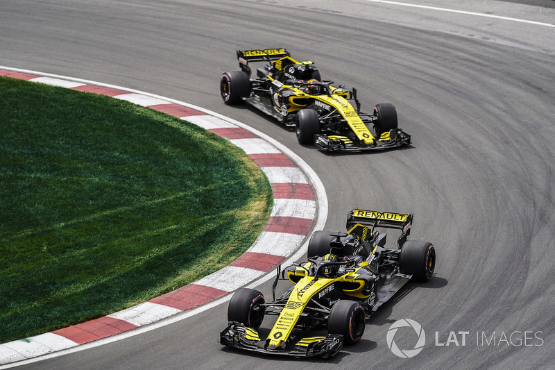 Nico Hulkenberg, Renault Sport F1 Team R.S. 18, devant Carlos Sainz Jr., Renault Sport F1 Team R.S. 18