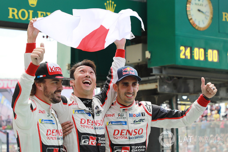 ¡Y leyenda! Los ganadores de las 24 Horas de Le Mans 2018: Sébastien Buemi, Kazuki Nakajima, Fernando Alonso