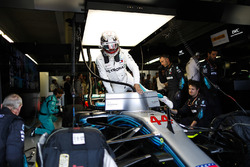 Lewis Hamilton, Mercedes AMG F1 W09, sale sulla sua monoposto nel garage