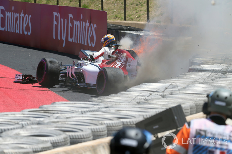 Авария и пожар: Маркус Эрикссон, Alfa Romeo Sauber C37