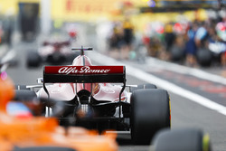 Marcus Ericsson, Sauber C37, en pit lane