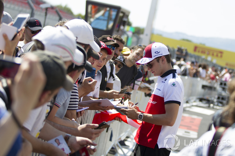 Charles Leclerc, Sauber memberikan tanda tangan kepada penggemar